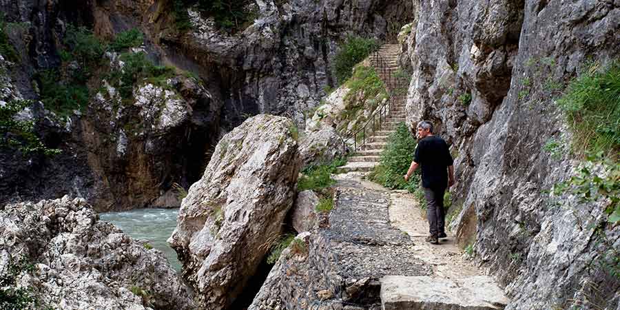 Exploring the scenic Verdon Gorge on foot